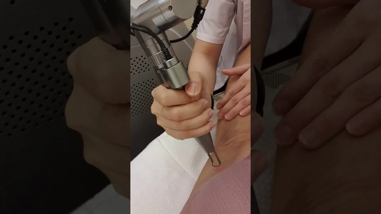 30927 confident woman